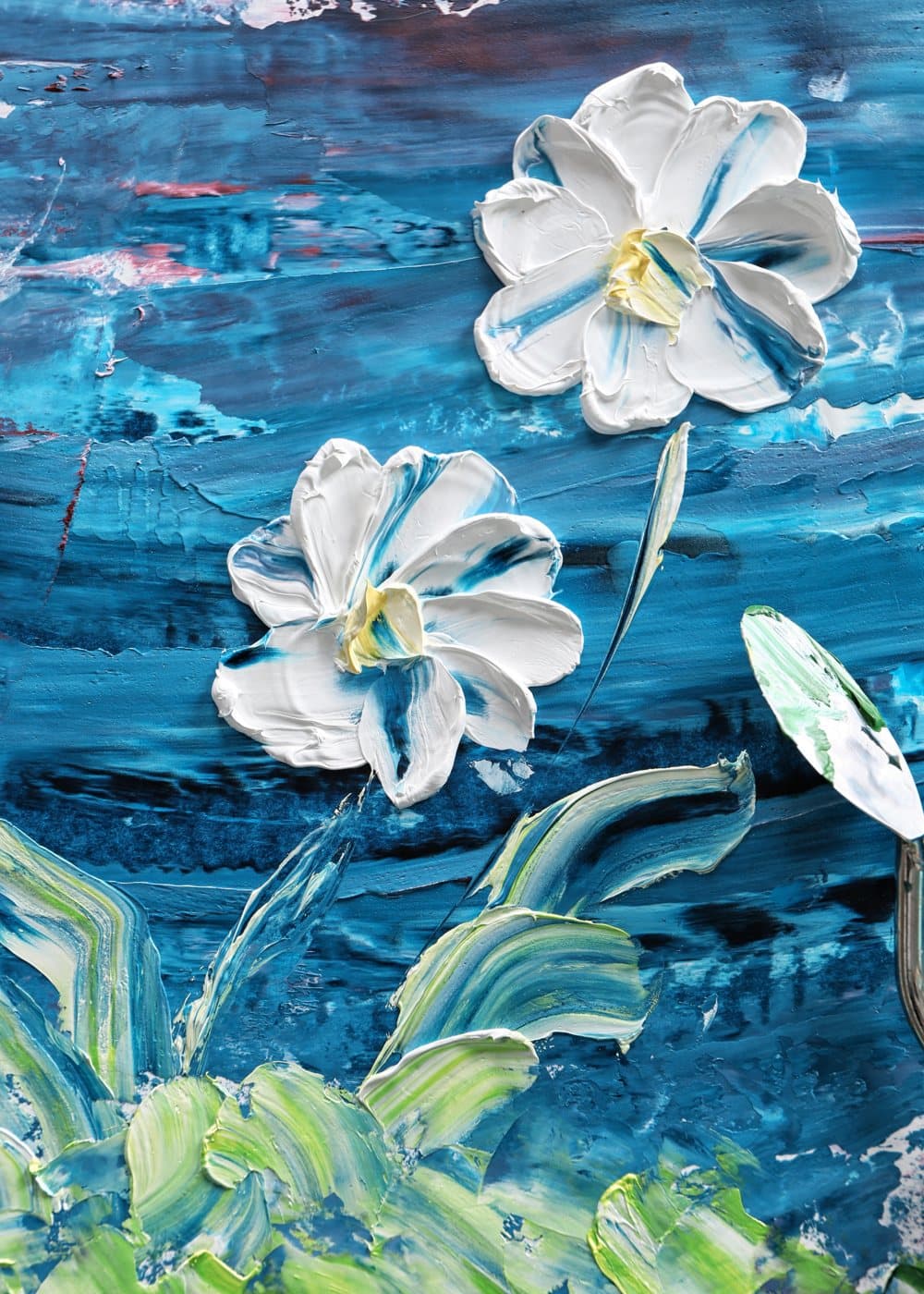 Hvite blomster i tykk maling, hele motivet