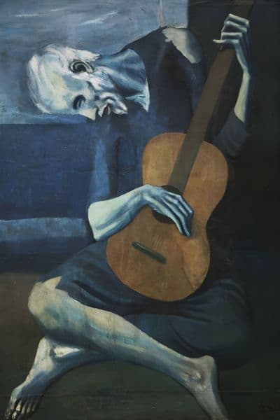 Gammel gitarspiller i blått