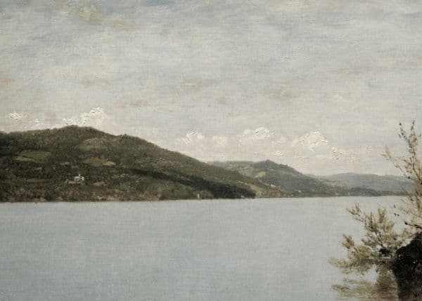 Innsjø med grønne åser